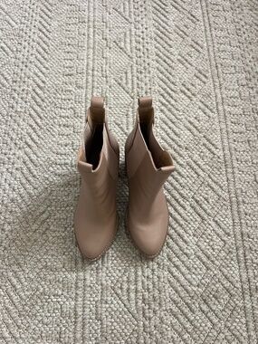 Charles David Nude Leather Chelsea Lug Sole Booties Sz 7